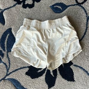 bone lululemon hotty hot 4in HR short